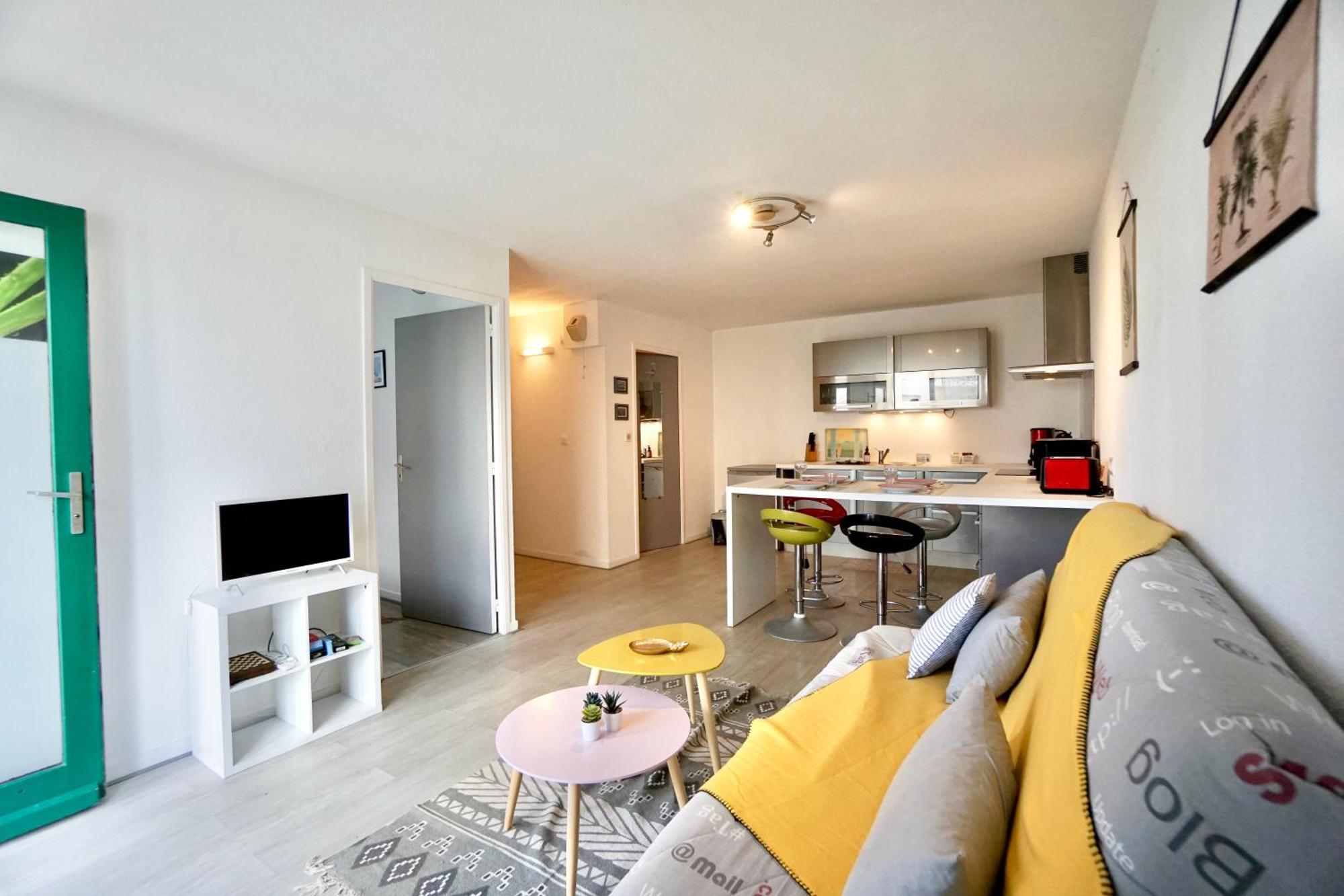 Evasion - 100m De La - Parking Apartment